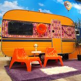 Orangener Campingwagen