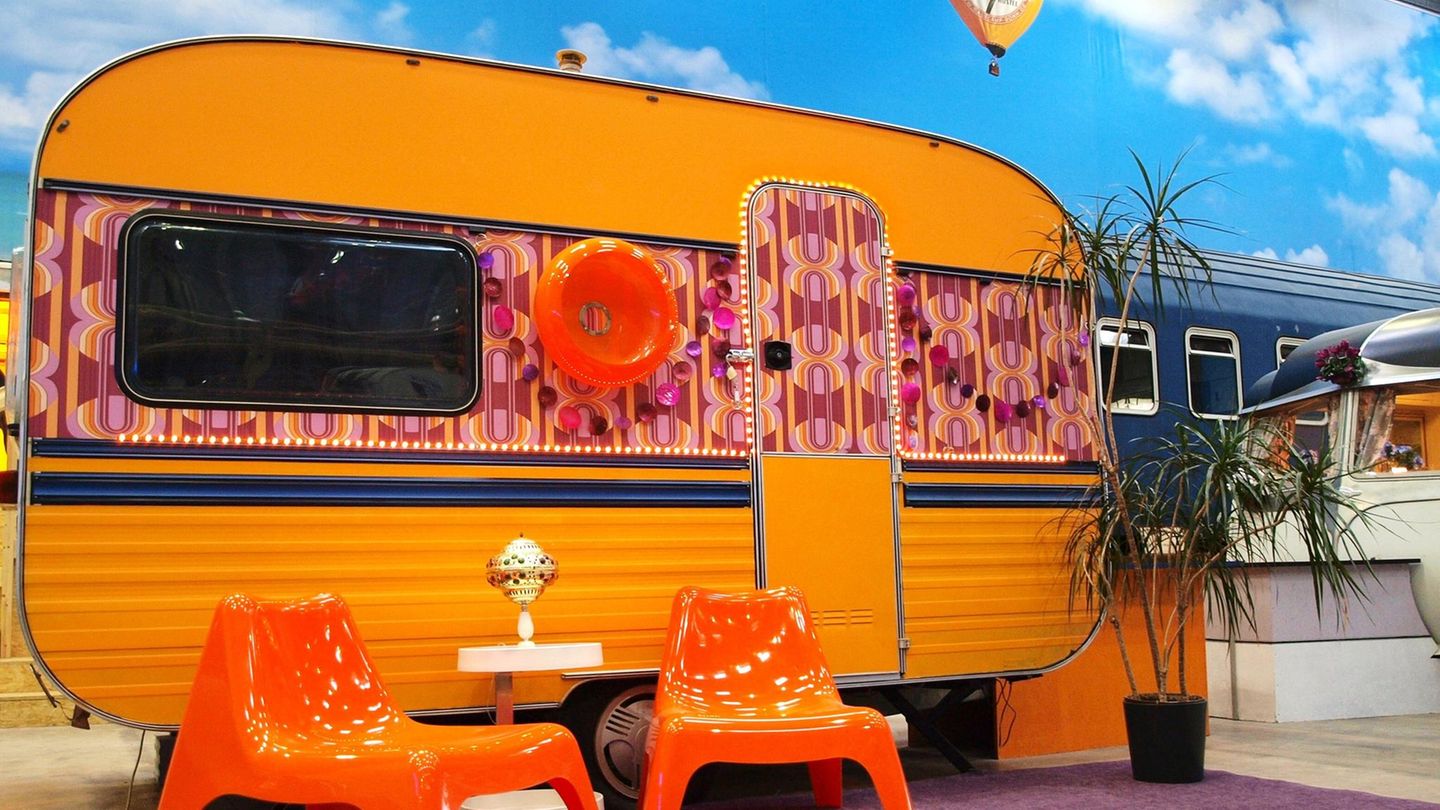 Orangener Campingwagen