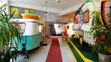 Blick auf den Indoor-Campingplatz mit verschiedenen Campingwagen