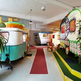 Blick auf den Indoor-Campingplatz mit verschiedenen Campingwagen