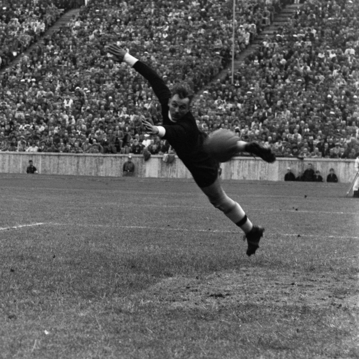 Spielszene 1939: Admiras Torwart Emil Buchberger kann dem Ball nur hinterhersehen