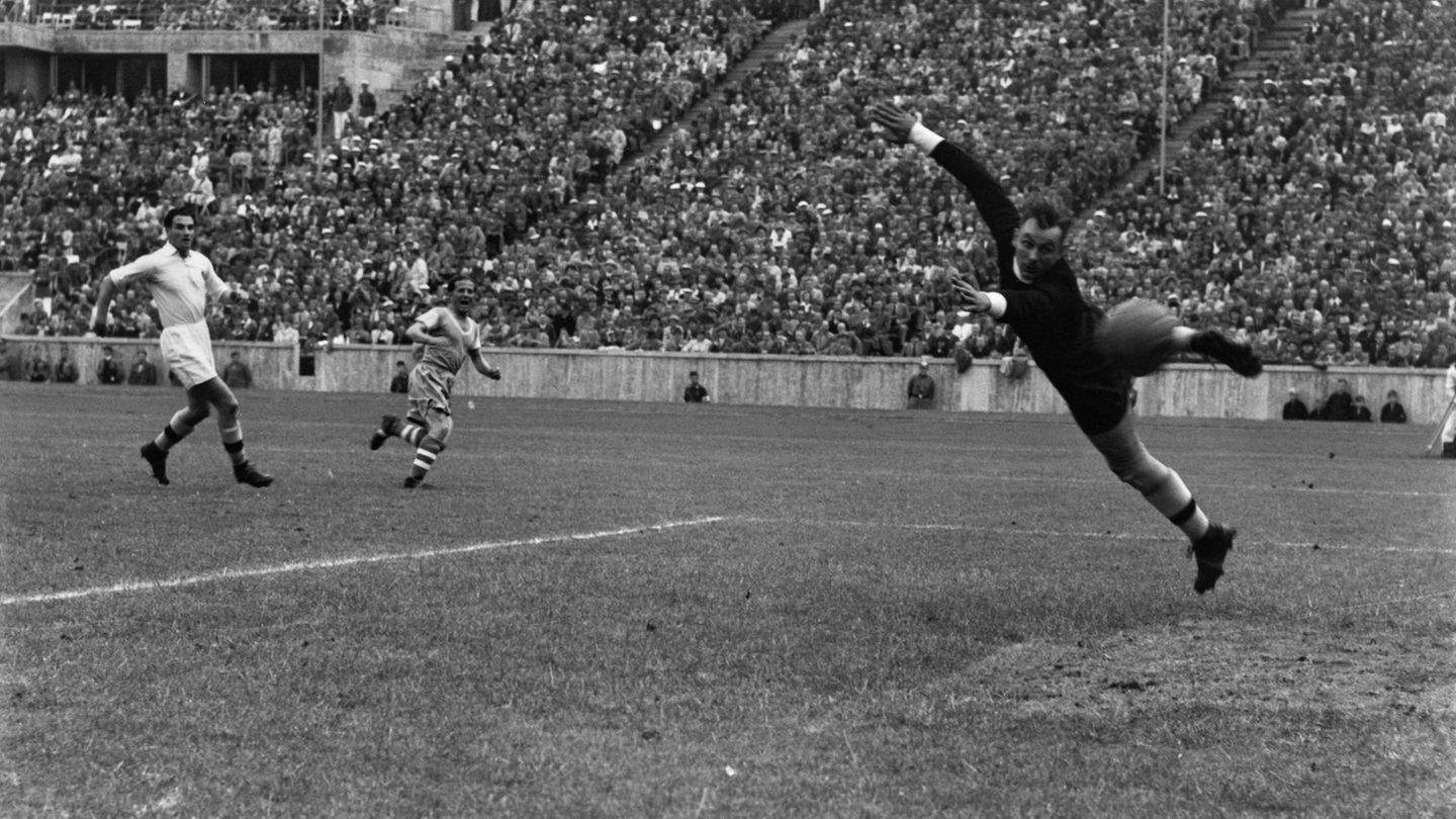 Spielszene 1939: Admiras Torwart Emil Buchberger kann dem Ball nur hinterhersehen
