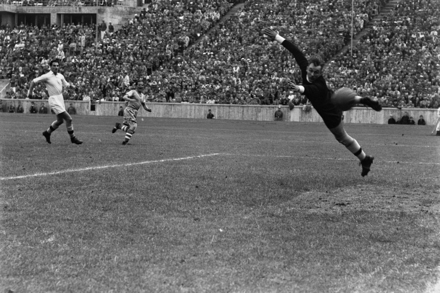 Spielszene 1939: Admiras Torwart Emil Buchberger kann dem Ball nur hinterhersehen