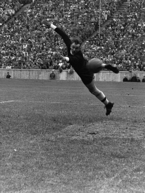 Spielszene 1939: Admiras Torwart Emil Buchberger kann dem Ball nur hinterhersehen