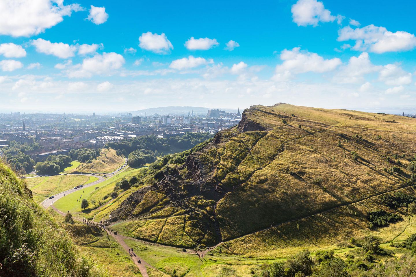Holyrood Park: Ein Stück Highlands in Edinburgh Blick auf Edinburgh von Arthur's Seat