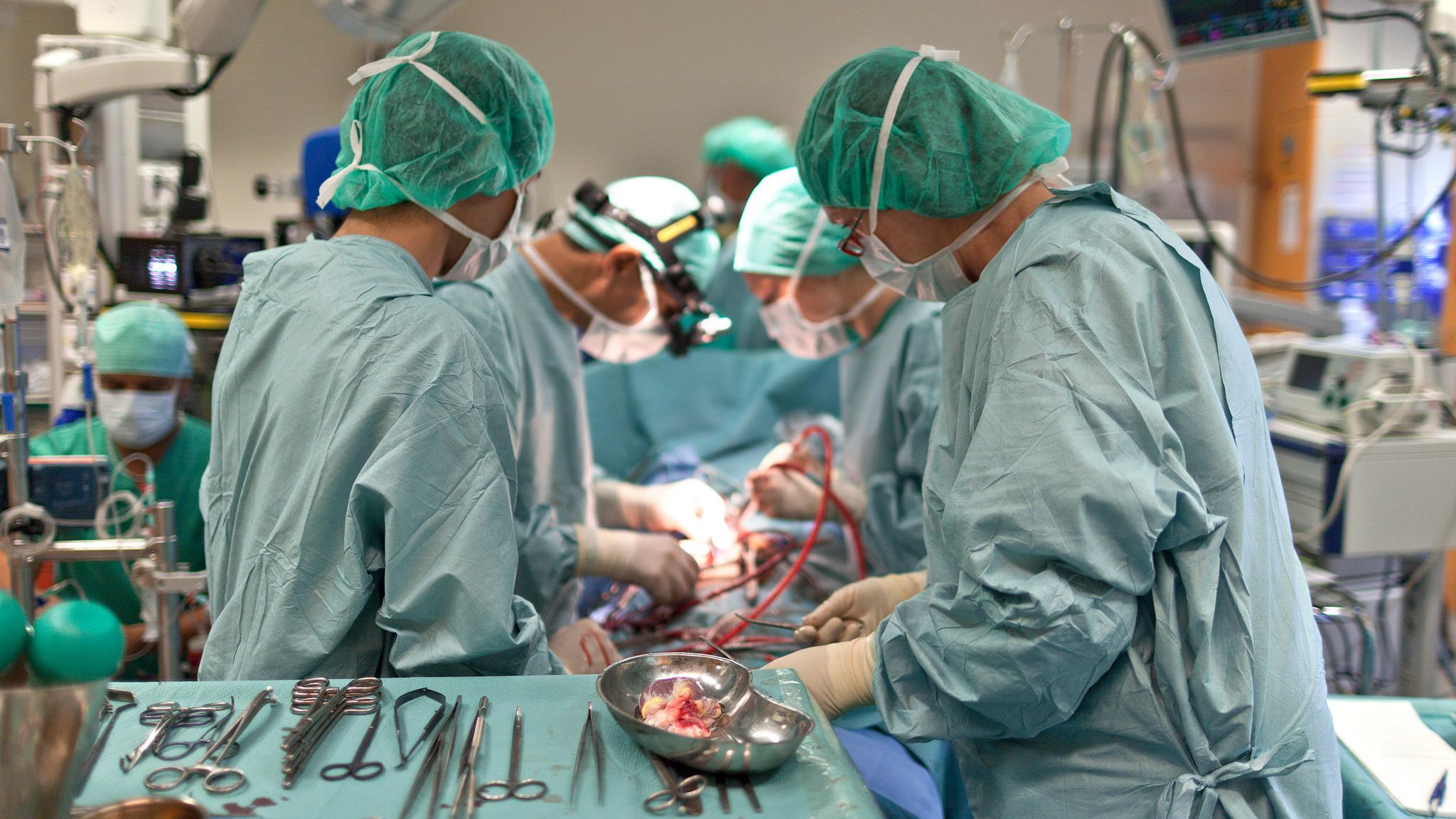 Ärzte im OP,  die ein Organ transplantieren