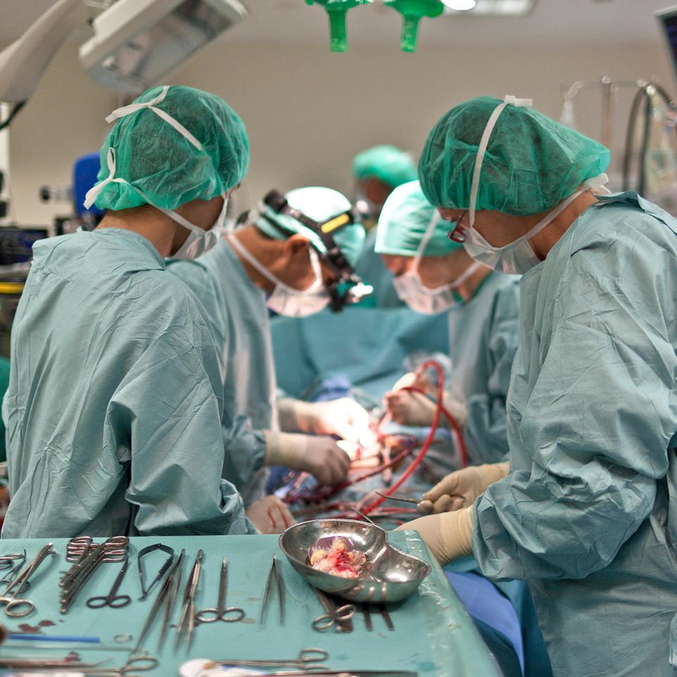 Ärzte im OP,  die ein Organ transplantieren