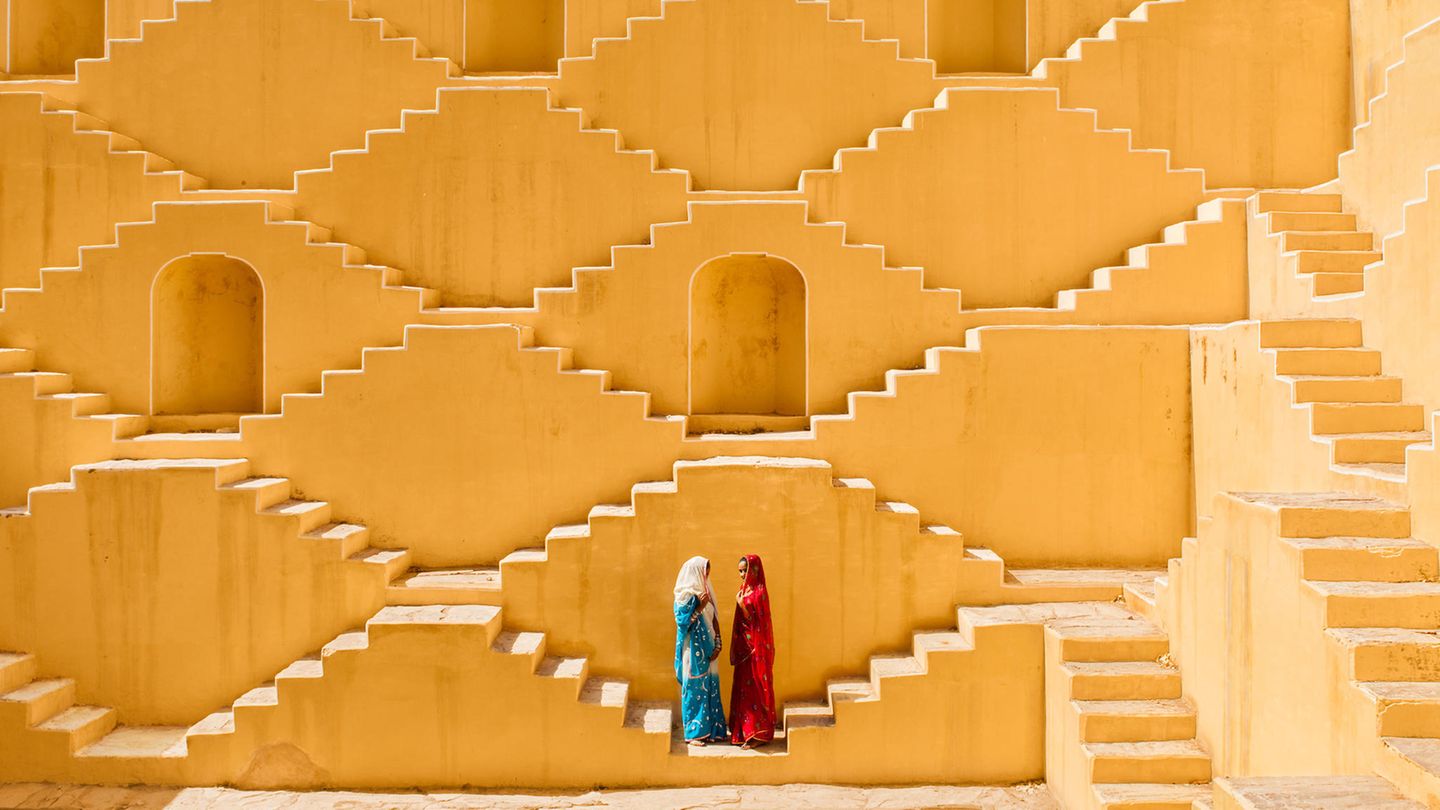 "Well" von Ami Vitale Auf diesem Foto pausieren Manisha und Jasmin Singh in einem Baori, einem alten Stufenbrunnen. Er befindet sich in einem Dorf in der Nähe der Stadt Jaipur außerhalb der indischen Thar-Wüste. Ami Vitale, Fotografin und Filmemacherin des National Geographic Magazine, hat mehr als 100 Länder bereist und dabei nicht nur Gewalt und Konflikte, sondern auch surreale Schönheit und die fSchöpfungskraft der Menschen festgehalten