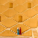 Auf diesem Foto pausieren Manisha und Jasmin Singh in einem Baori, einem alten Stufenbrunnen. Er befindet sich in einem Dorf in der Nähe der Stadt Jaipur außerhalb der indischen Thar-Wüste.      Ami Vitale, Fotografin und Filmemacherin des National Geographic Magazine, hat mehr als 100 Länder bereist und dabei nicht nur Gewalt und Konflikte, sondern auch surreale Schönheit und die fSchöpfungskraft der Menschen festgehalten