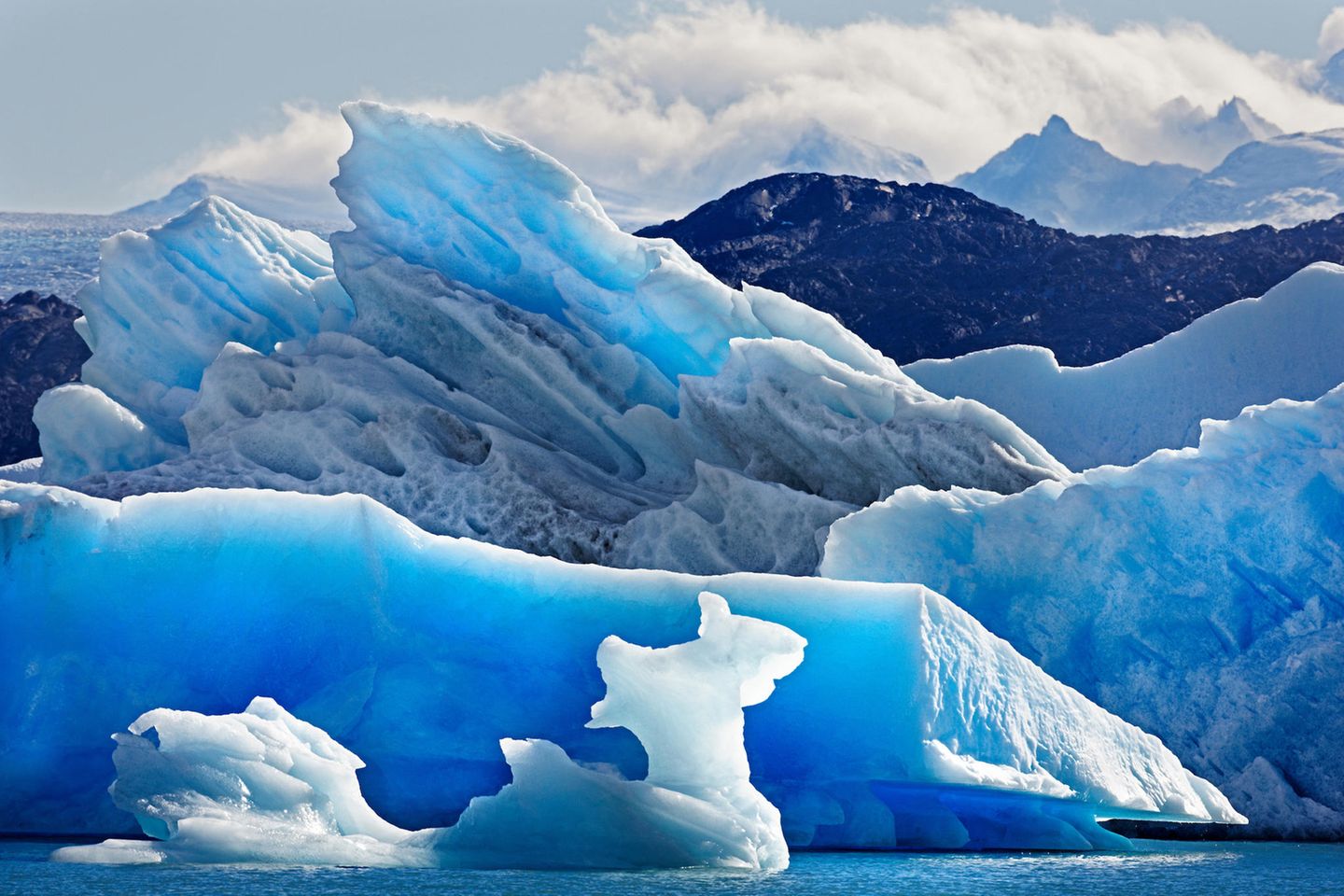 Zuerst schluckt der Gletscher das rote Licht, dann orange, gelb und grün. Blau bleibt bis zum Schluss. Der Vorgang wird „selektive Absorption“ Genannt.   Peter Ginter ist ein Entdecker. Die Welt, in der wir leben, ist die Terra Incognita, die er entdeckt und mit seiner Kamera untersucht. Seit mehr als vier Jahrzehnten bereist er den Globus