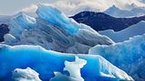 Zuerst schluckt der Gletscher das rote Licht, dann orange, gelb und grün. Blau bleibt bis zum Schluss. Der Vorgang wird „selektive Absorption“ Genannt.   Peter Ginter ist ein Entdecker. Die Welt, in der wir leben, ist die Terra Incognita, die er entdeckt und mit seiner Kamera untersucht. Seit mehr als vier Jahrzehnten bereist er den Globus