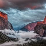 Jimmy Chin ist ein Oscar-prämierter Filmemacher, National Geographic-Fotograf, Bestsellerautor der New York Times und Bergsportler, der für seine Fähigkeit bekannt ist, außergewöhnliche Bilder und Geschichten beim Klettern und Skifahren in extrem risikoreichen Umgebungen und Expeditionen einzufangen.