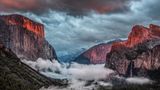 Jimmy Chin ist ein Oscar-prämierter Filmemacher, National Geographic-Fotograf, Bestsellerautor der New York Times und Bergsportler, der für seine Fähigkeit bekannt ist, außergewöhnliche Bilder und Geschichten beim Klettern und Skifahren in extrem risikoreichen Umgebungen und Expeditionen einzufangen.