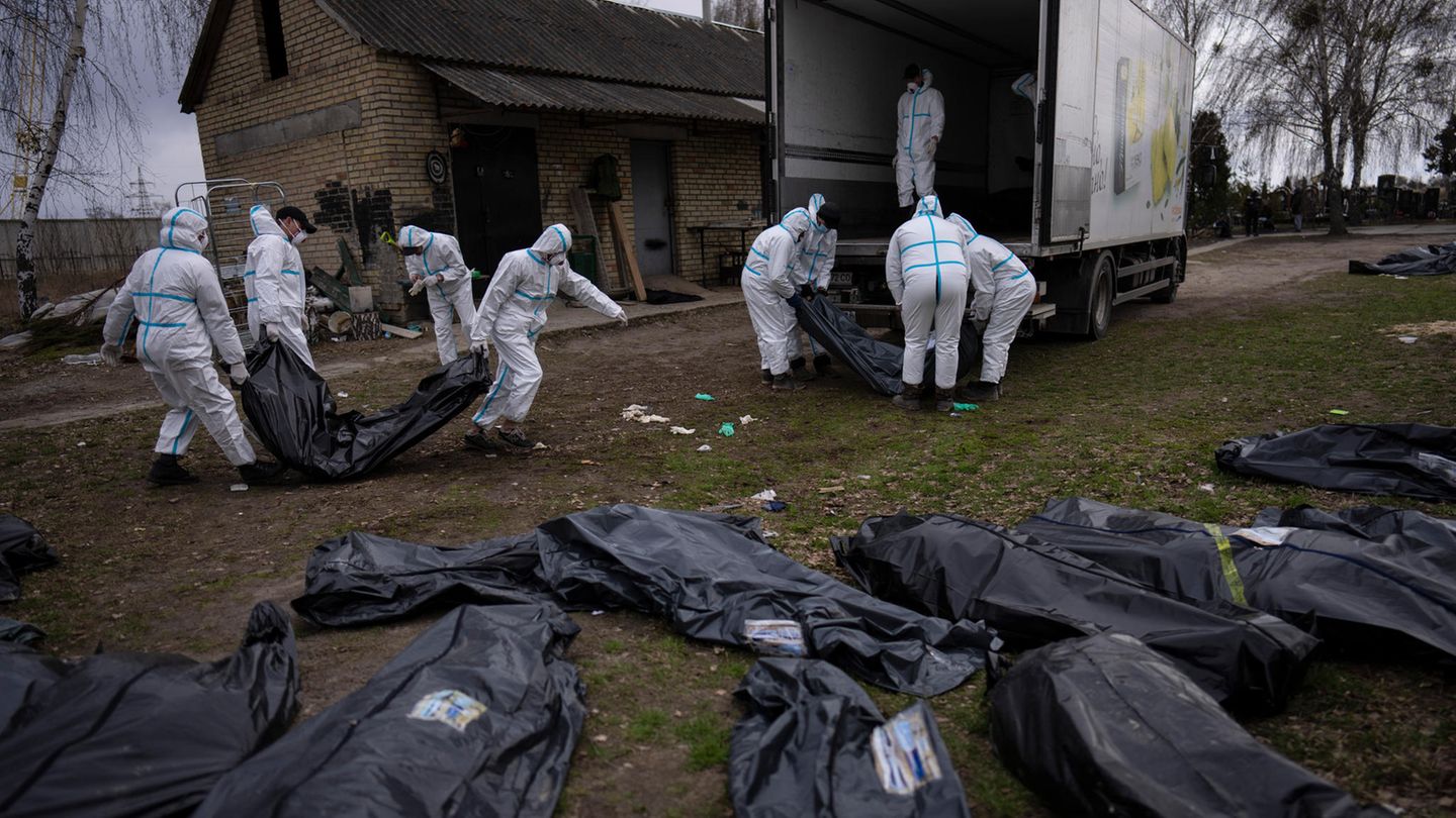 Forensik: In Butscha laden Freiwillige die Leichen der Opfer auf einen Truck und bringen sie in ein Leichenschauhaus außerhalb der Stadt, wo sie untersucht werden sollen In Butscha laden Freiwillige die Leichen der Opfer auf einen Truck und bringen sie in ein Leichenschauhaus außerhalb der Stadt, wo sie untersucht werden sollen
