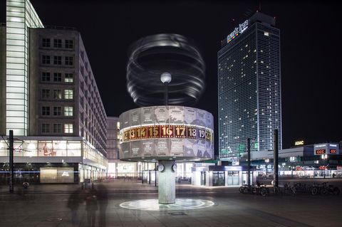 Weltzeituhr am Alexanderplatz bei Nacht