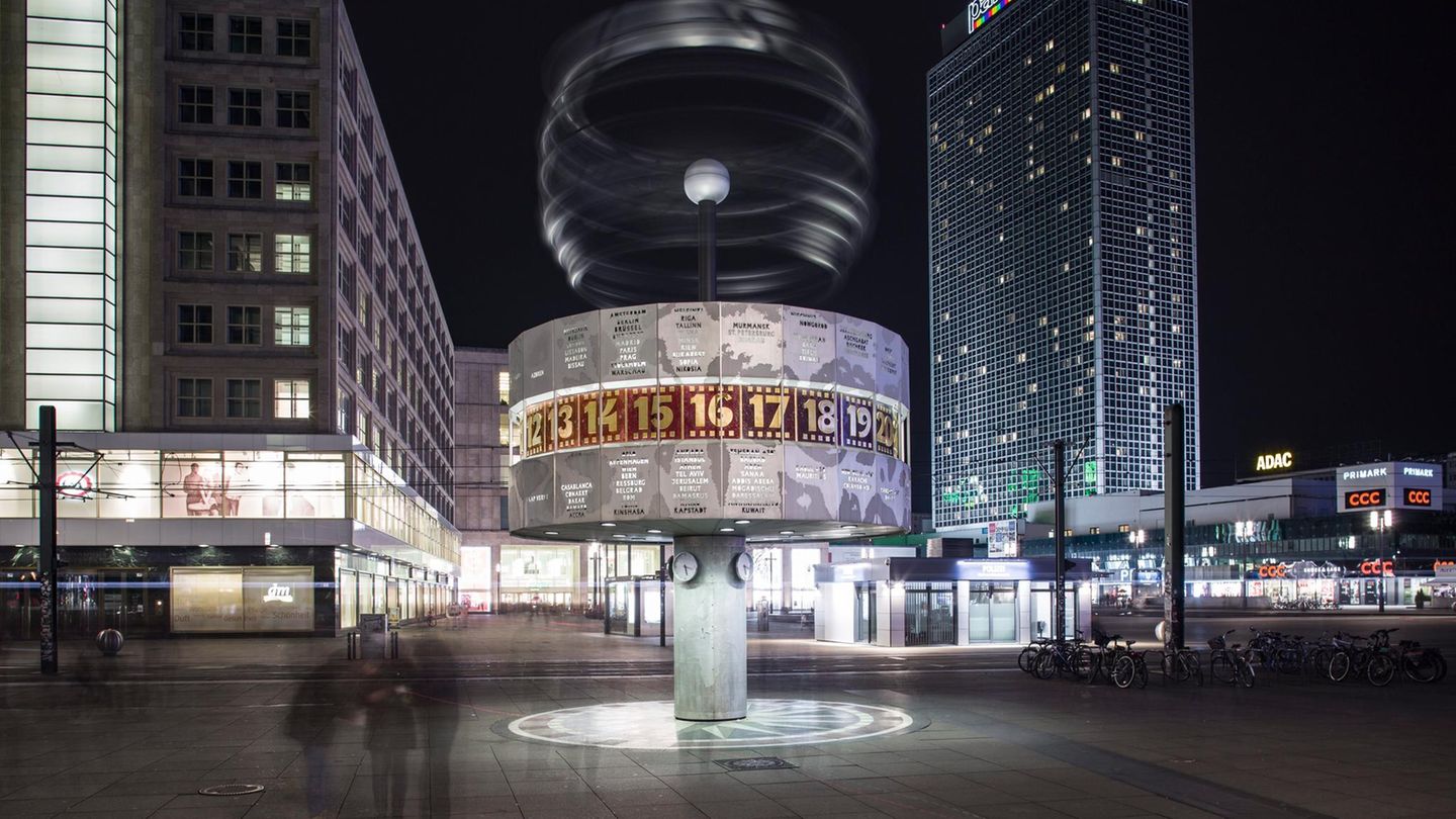 Weltzeituhr am Alexanderplatz bei Nacht