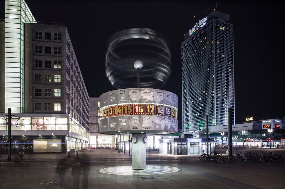 Weltzeituhr am Alexanderplatz bei Nacht 1.5004