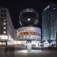 Weltzeituhr am Alexanderplatz bei Nacht