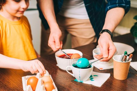 Von klein auf wachsen wir mit wiederkehrenden Ereignissen – etwa Ostertraditionen – auf, die wie Wegmarken den Pfad unseres Lebens vorzeichnen