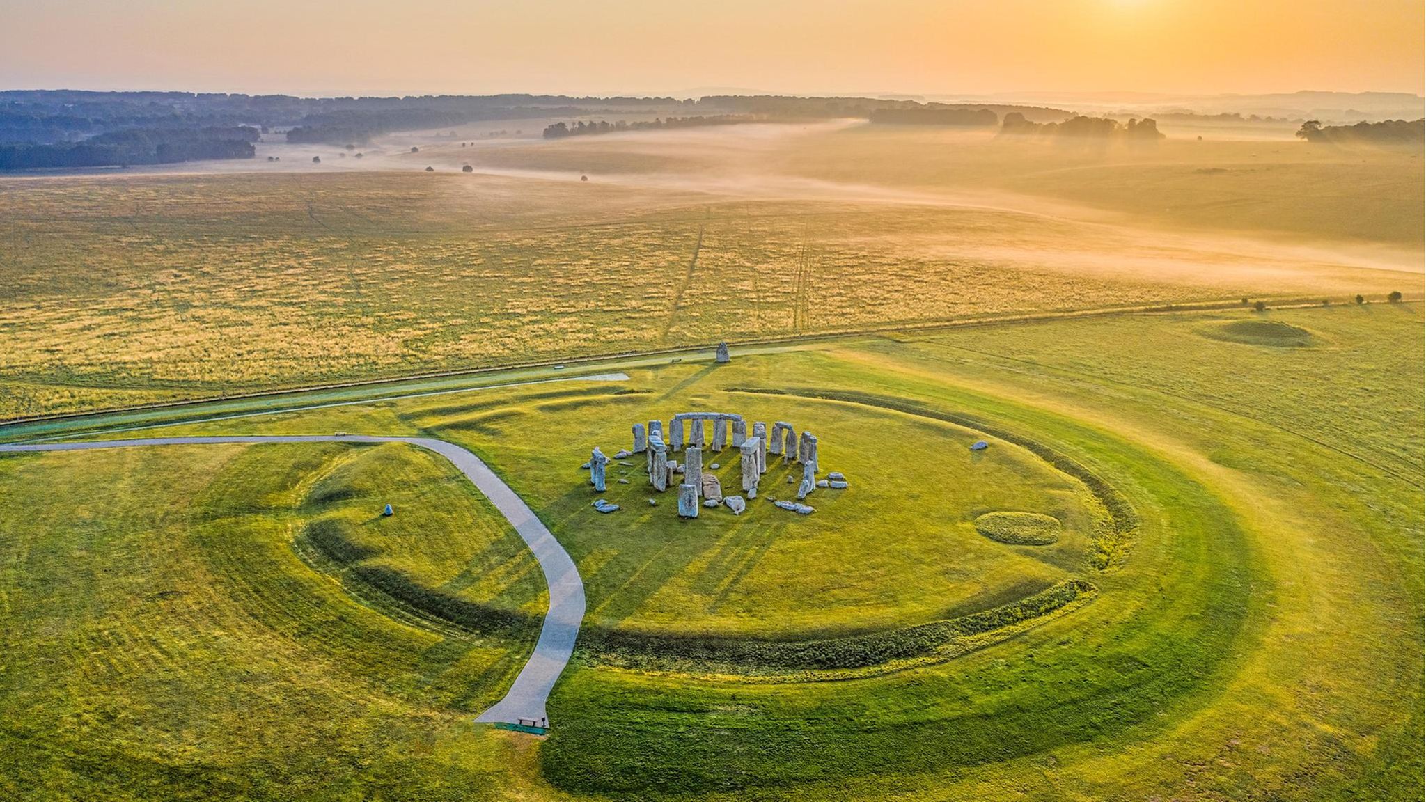 Stonehenge, UNESCO World Heritage Site, Salisbury Plain, Wiltshire, England, United Kingdom, Europe Stonehenge ist präzise ausgerichtet. Zur Wintersonnenwende wirft die Sonne ihre Strahlen durch die Mitte des Baus – für Anwesende gewiss ein erhabener Moment