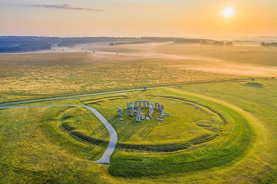 Stonehenge ist präzise ausgerichtet. Zur Wintersonnenwende wirft die Sonne ihre Strahlen durch die Mitte des Baus – für Anwesende gewiss ein erhabener Moment 1.4504