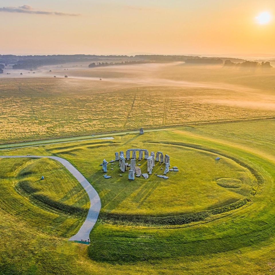 Stonehenge ist präzise ausgerichtet. Zur Wintersonnenwende wirft die Sonne ihre Strahlen durch die Mitte des Baus – für Anwesende gewiss ein erhabener Moment