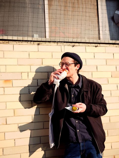 Dr. Sebastian Schellhaas erforscht als Ethnologe die Vielfalt und den Wandel der Esskulturen. Manchmal auch ganz praktisch, etwa wie hier in Frankfurt am Main