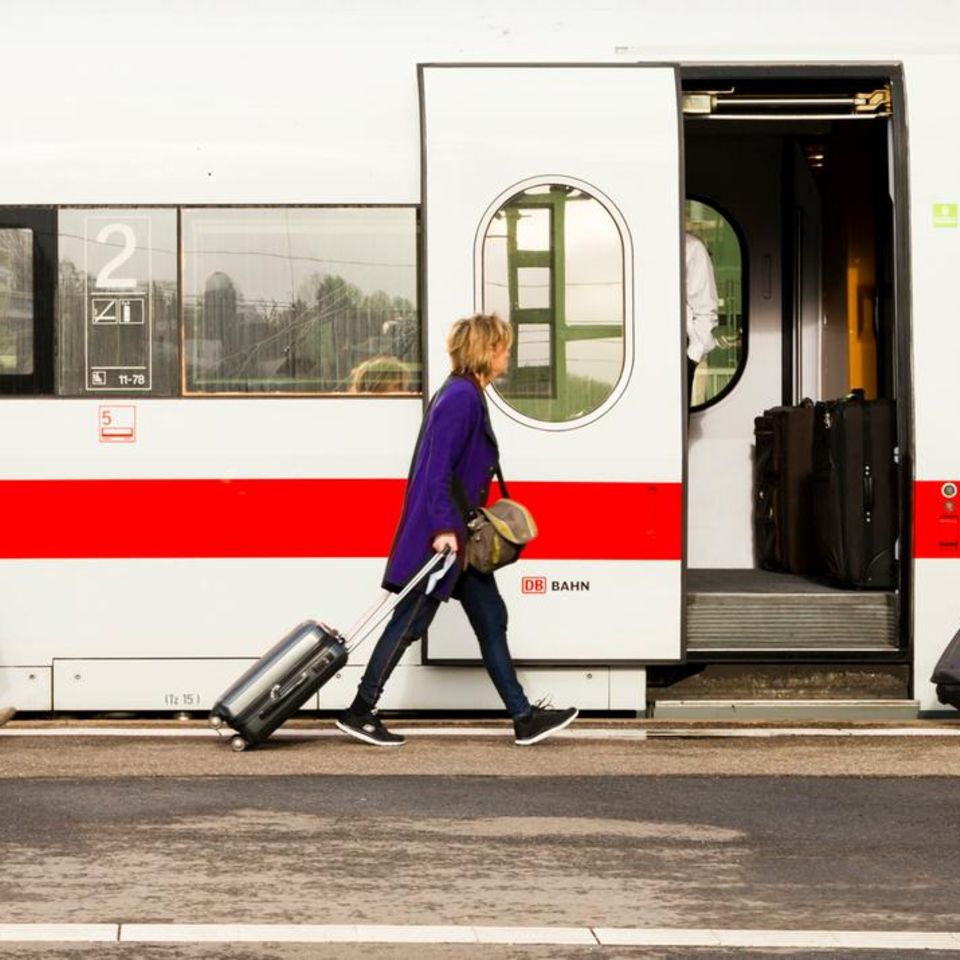 Tipps und Tricks: Bahn statt Auto: So finden Sie günstige Tickets für den Weihnachtsurlaub