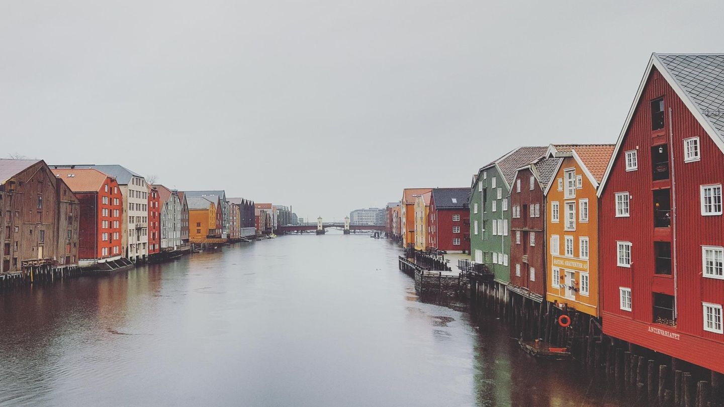 Kanal in Norwegen bei schlechtem Wetter