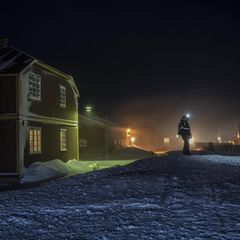 Mittags in Ny-Ålesund: Schwarz wie die Nacht, 31 Grad Celsius unter null, Böen bis Stärke 7. Auf dem Weg zur Kantine gilt auch für GEO-Reporter Lars Abromeit: erst links und rechts schauen, ob ein Eisbär kreuzt