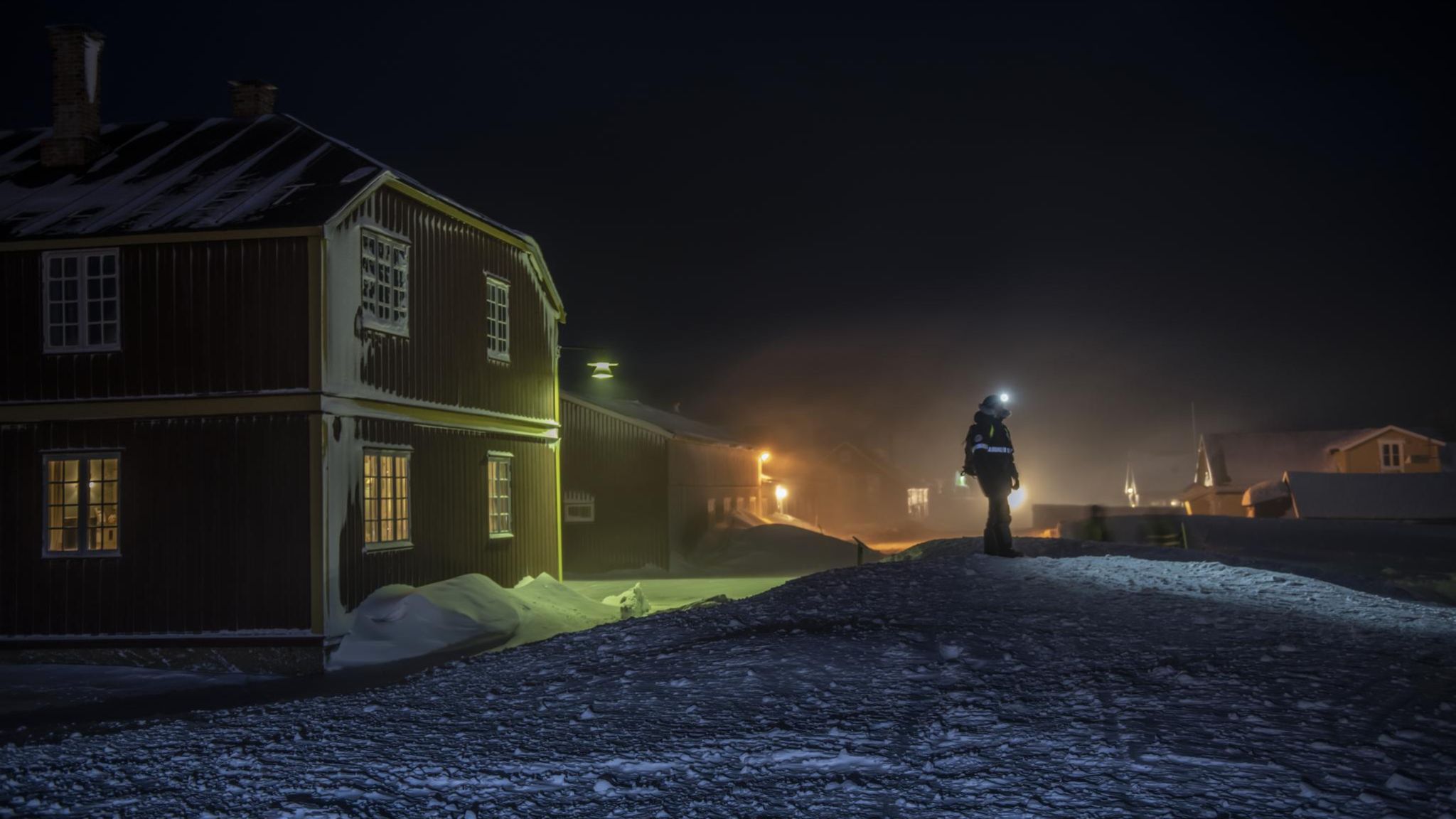 Mittags in Ny-Ålesund: Schwarz wie die Nacht, 31 Grad Celsius unter null, Böen bis Stärke 7. Auf dem Weg zur Kantine gilt auch für GEO-Reporter Lars Abromeit: erst links und rechts schauen, ob ein Eisbär kreuzt