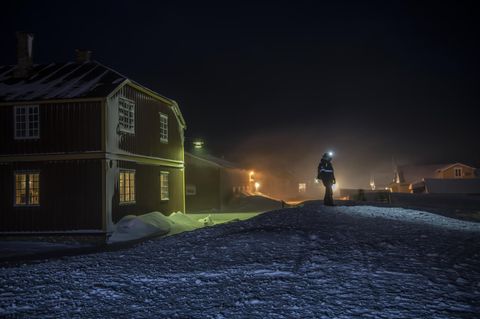 Mittags in Ny-Ålesund: Schwarz wie die Nacht, 31 Grad Celsius unter null, Böen bis Stärke 7. Auf dem Weg zur Kantine gilt auch für GEO-Reporter Lars Abromeit: erst links und rechts schauen, ob ein Eisbär kreuzt