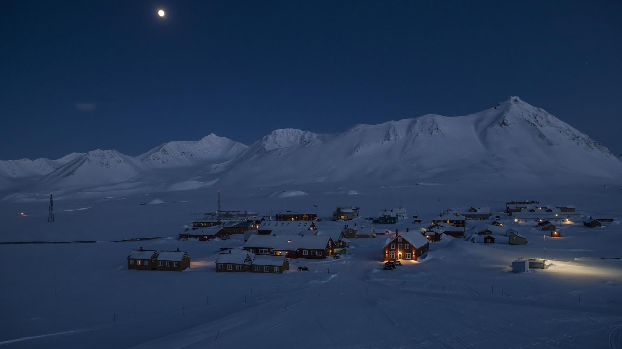 Wissenschaft an einem Ort der Extreme: Team aus elf Nationen sammeln im Dorf Ny-Ålesund in Spitzbergen Daten für die Klimaforschung. Die deutsch-französische Station wird vom „Alfred-Wegener-Institut Helmholtz-Zentrum für Polar- und Meeresforschung“ (AWI) in Zusammenarbeit mit dem „Institut Polaire Français Paul-Émile Victor“ (IPEV) betrieben.