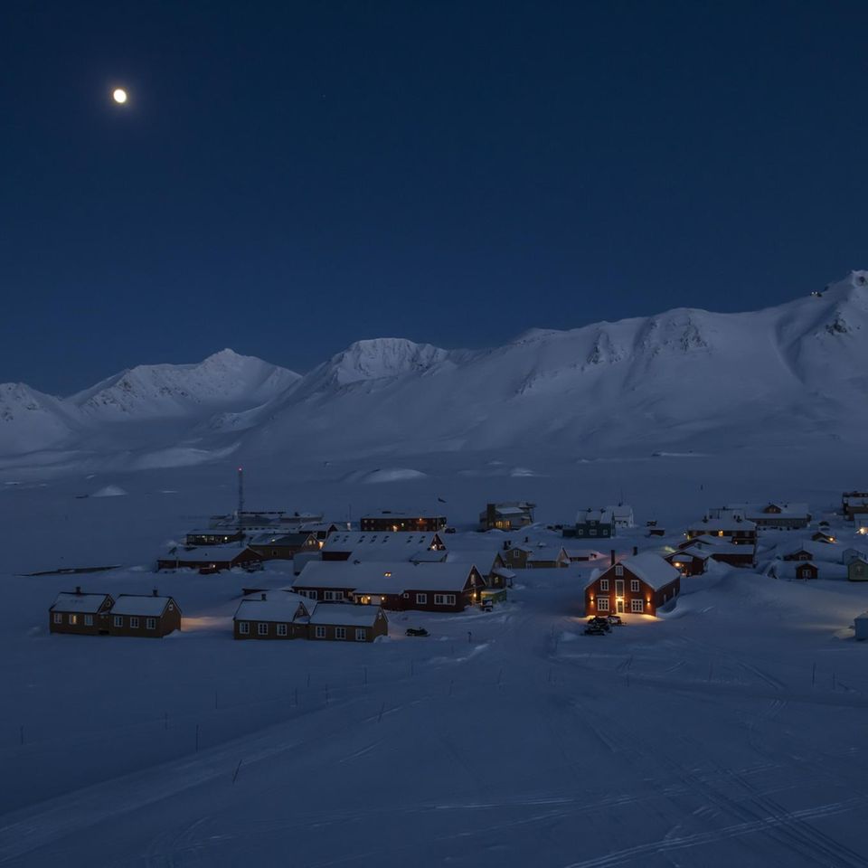 Wissenschaft an einem Ort der Extreme: Team aus elf Nationen sammeln im Dorf Ny-Ålesund in Spitzbergen Daten für die Klimaforschung. Die deutsch-französische Station wird vom „Alfred-Wegener-Institut Helmholtz-Zentrum für Polar- und Meeresforschung“ (AWI) in Zusammenarbeit mit dem „Institut Polaire Français Paul-Émile Victor“ (IPEV) betrieben.