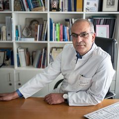 Der Gynäkologe Prof. Jalid Sehouli sitzt an seinem Schreibtisch an der Frauenklinik der Berliner Charité