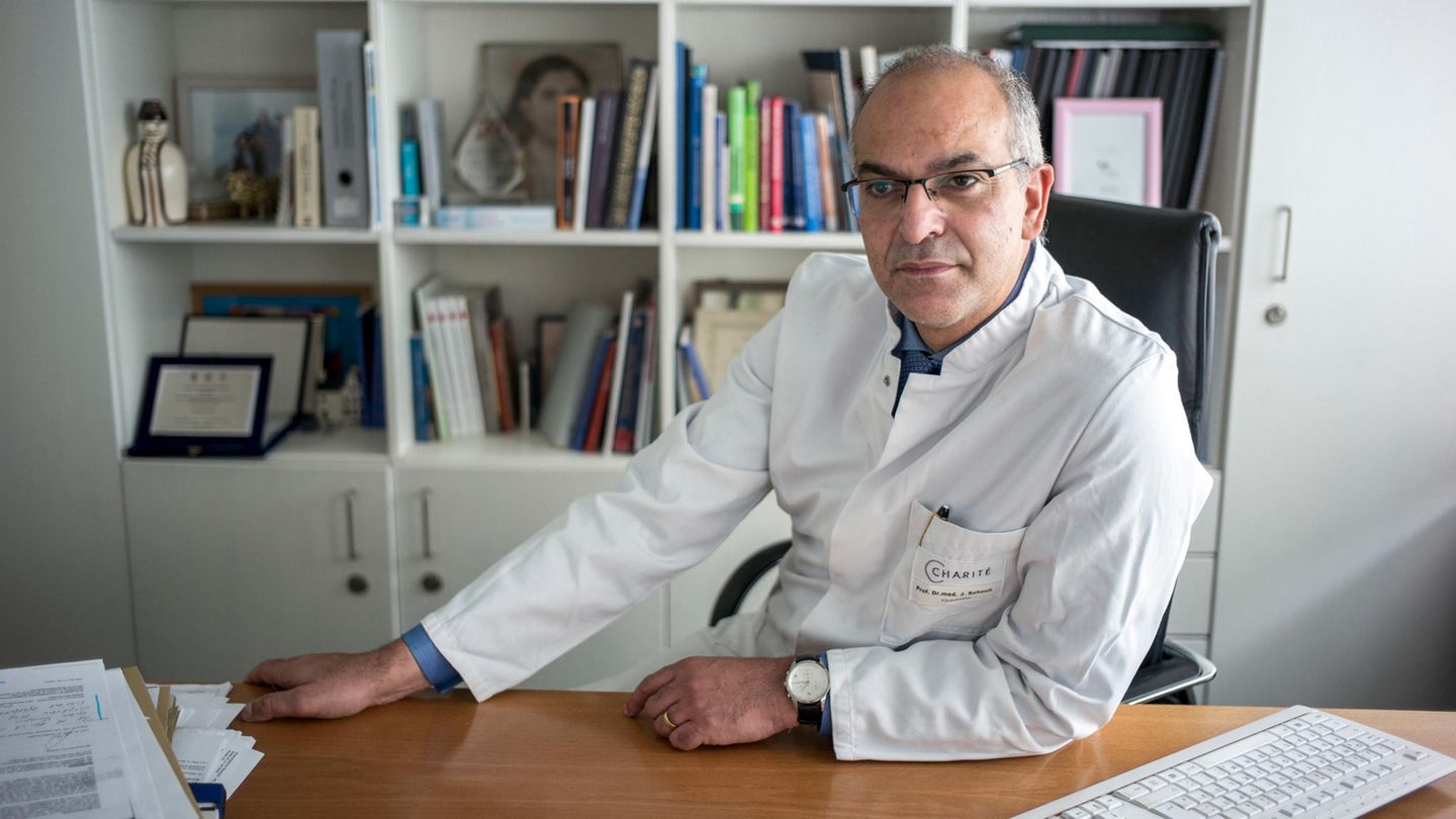 Der Gynäkologe Prof. Jalid Sehouli sitzt an seinem Schreibtisch an der Frauenklinik der Berliner Charité