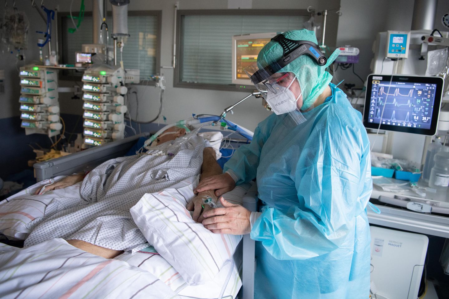 Eine Intensiv-Pflegerin versorgt einen schwer an Corona erkrankten Patienten auf der Intensivstation des Klinikums in Fulda
