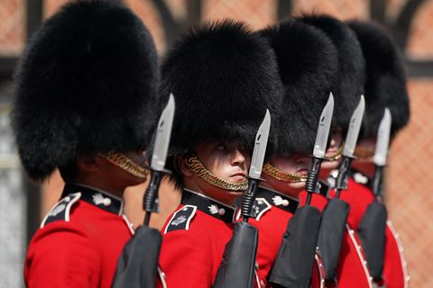 Mitglieder des 1. Bataillons der Grenadier Guards nehmen an der Wachablösung auf Schloss Windsor in Berkshire teil