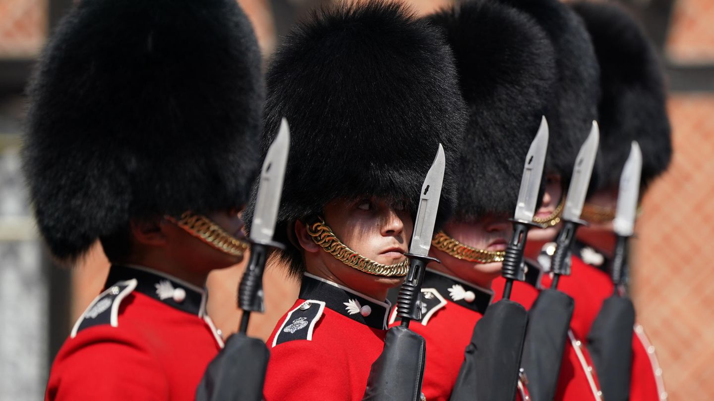 Mitglieder des 1. Bataillons der Grenadier Guards nehmen an der Wachablösung auf Schloss Windsor in Berkshire teil