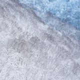 Der starke Kontrast zwischen naturnahen Kalkbuchenwäldern am Albtrauf und forstlich genutzten Nadelwald wird in diesem Foto von Joachim Raff trotz Schneedecke durch farbliche Unterschiede deutlich sichtbar