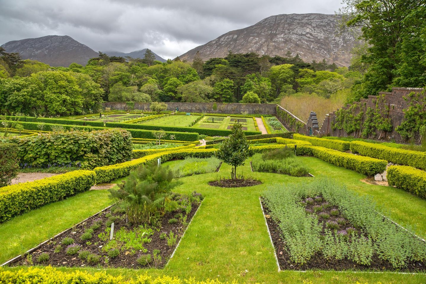Garten von Kylemore Abbey im Frühling