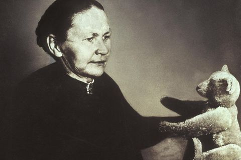 Margarete Steiff hält einen Stoffbären in der Hand