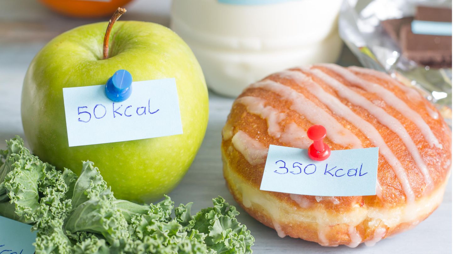Apfel und Krapfen mit Kalorienangaben