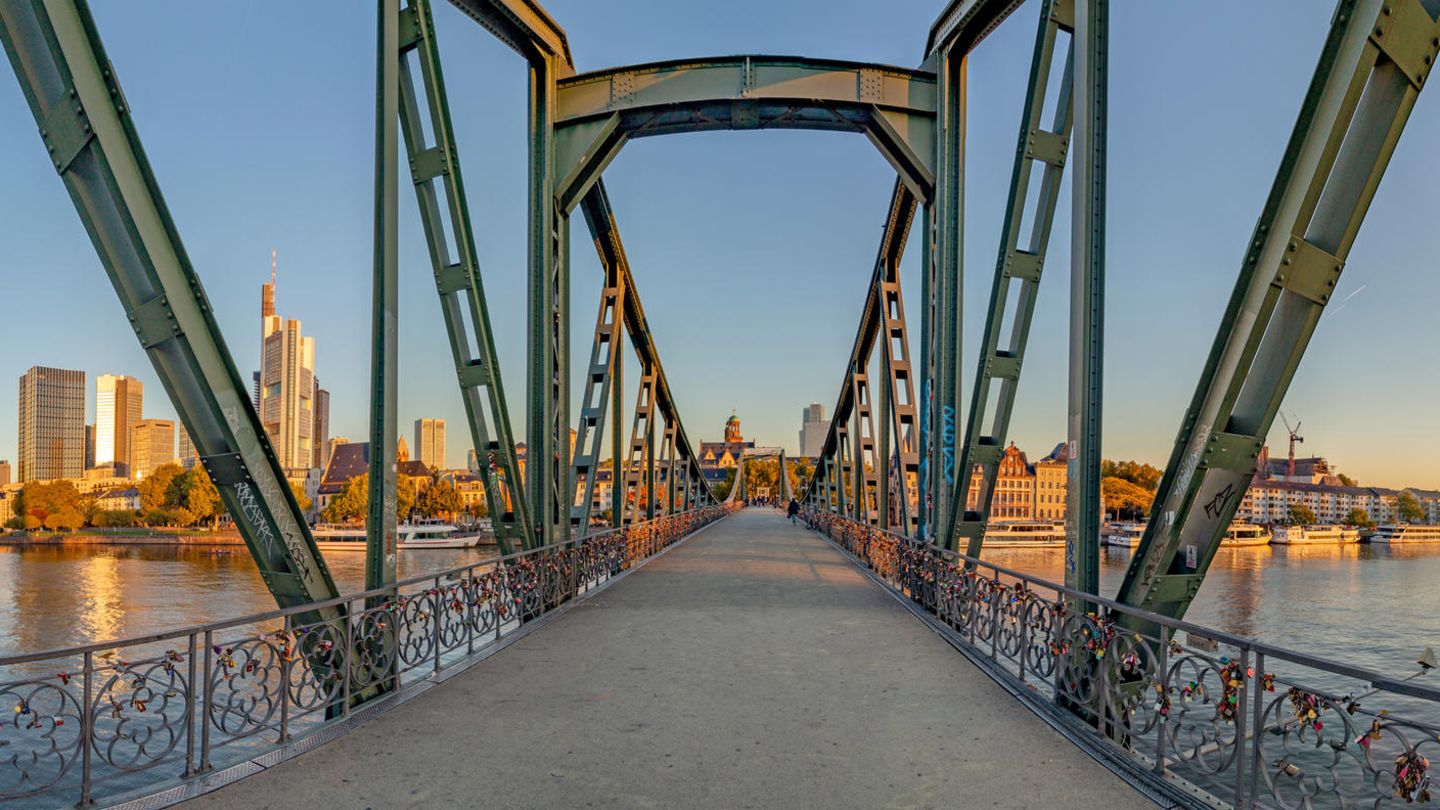 Platz 3: Frankfurt am Main – Reise in vergangene Jahrhunderte Eiserner Steg, Fußgängerbrücke in Frankfurt am Main