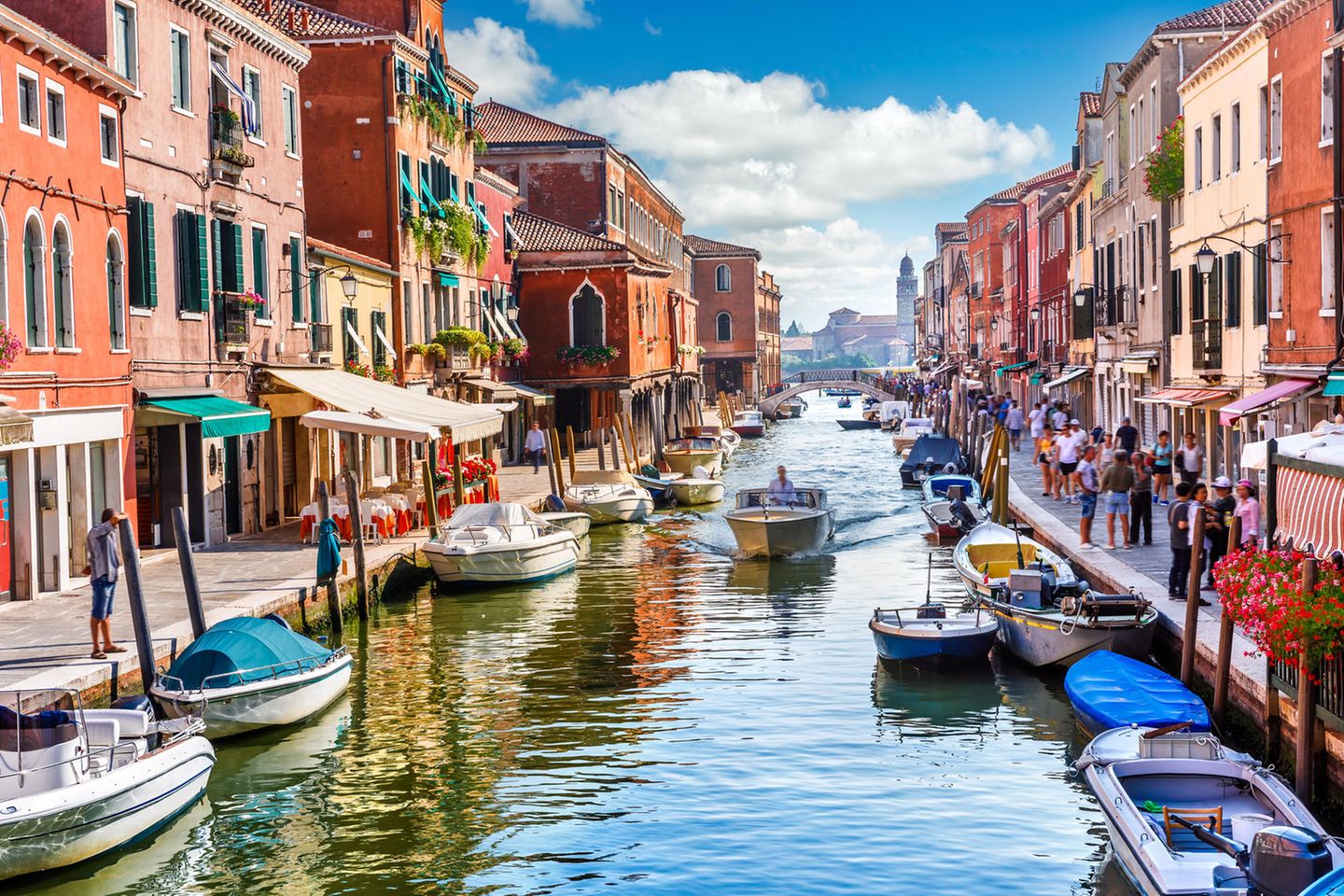 Kanal mit Booten in Venedig