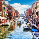 Kanal mit Booten in Venedig