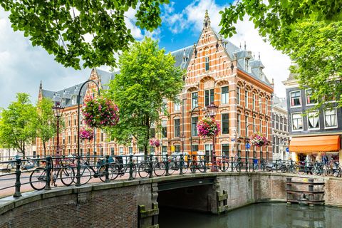 Kanal mit alten Häusern und einer Brücke in Amsterdam