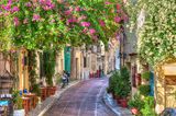 Kleine Straße mit einem Restaurant in Athen