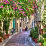 Kleine Straße mit einem Restaurant in Athen