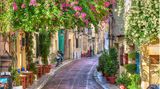 Kleine Straße mit einem Restaurant in Athen